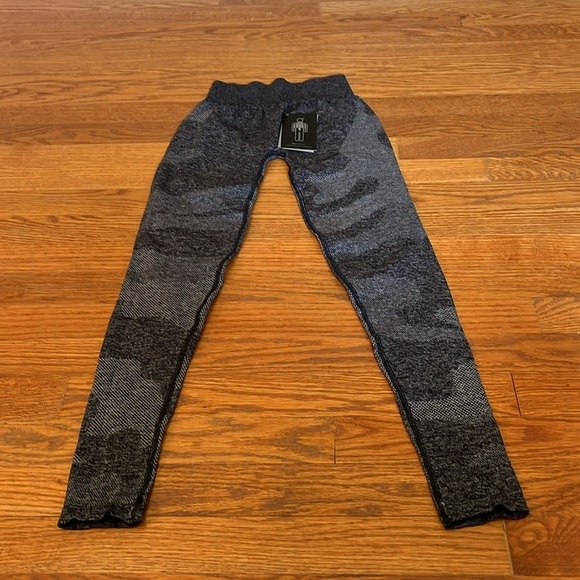 NWT Hpe Clothing Women’s Camo Leggings Size XS - Picture 2 of 6